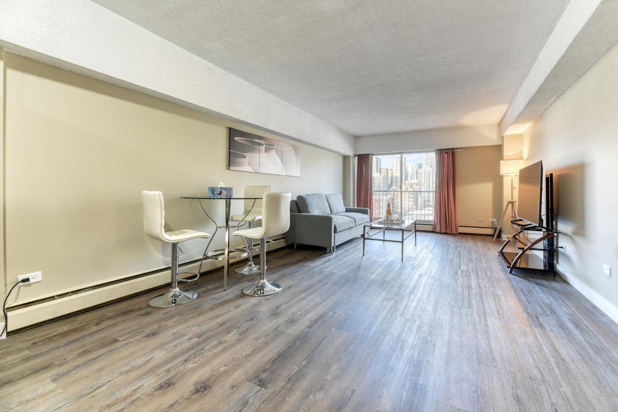 A Spacious Downtown 1-Bed Suite Калгари Экстерьер фото