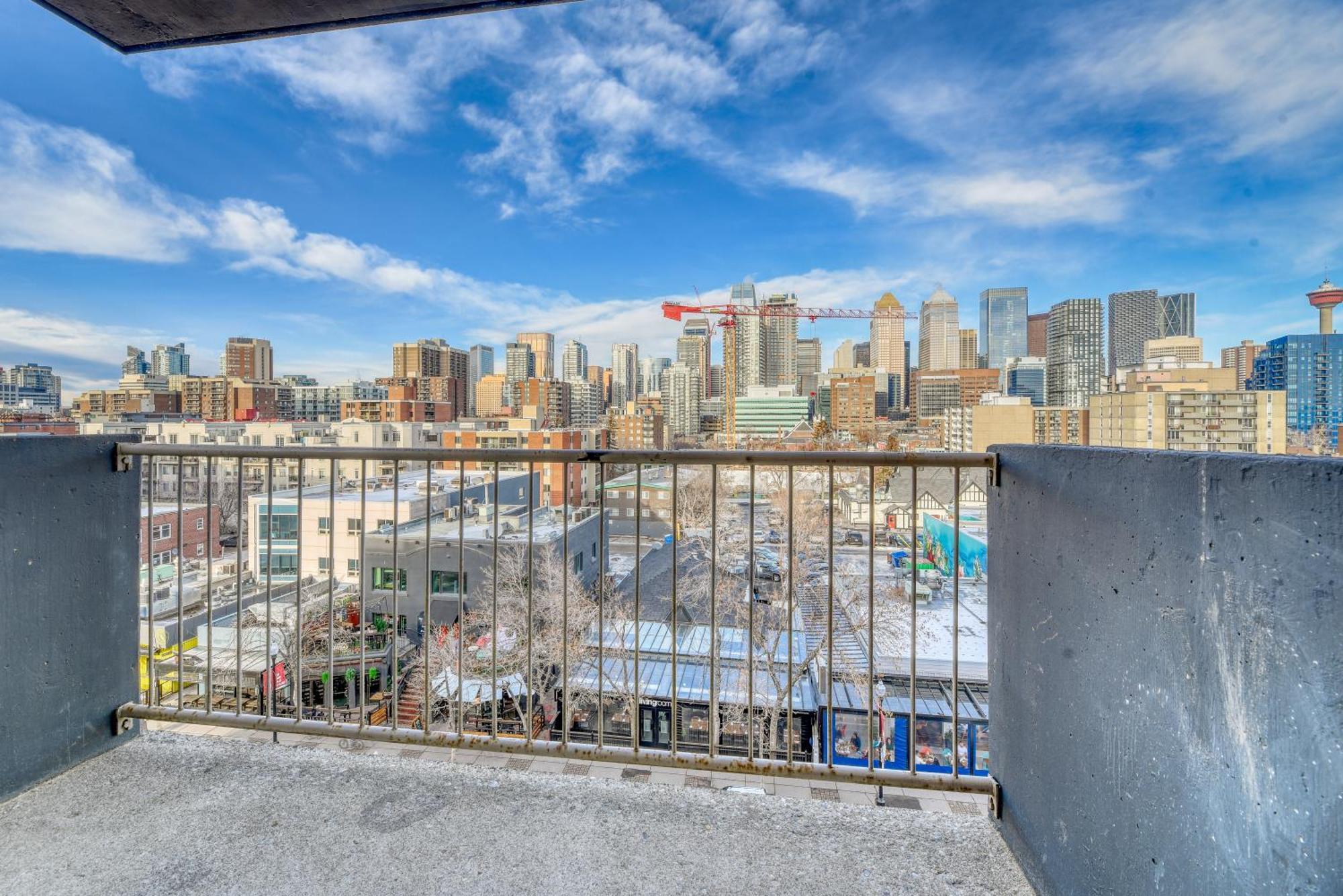 A Spacious Downtown 1-Bed Suite Калгари Экстерьер фото